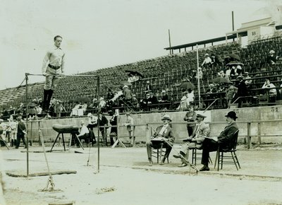 Horizontale foto van een atleet op een hoge stang met drie juryleden die toekijken door Louis Melsheimer